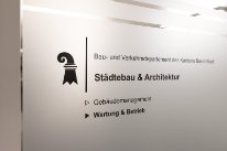Beschriftung der Dienststelle Städtebau & Architektur des Kantons Basel-Stadt.