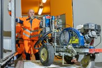 Ein Mitarbeitender des Kantons Basel-Stadt verlädt eine Maschine für den Transport.