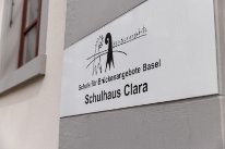 Beschriftung des Zentrums für Brückenangebote im Schulhaus Clara.