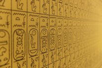 Hieroglyphen in der Ägyptenabteilung des Antikenmuseums Basel-Stadt. 