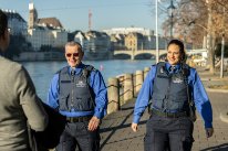 Der Polizeiliche Sicherheitsassistent Roger H. mit einer Mitarbeitenden im Einsatz am Rheinufer. 