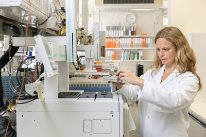 Die forensische Toxikologin Sarah H. analysiert eine Probe mit Geräten im Labor.