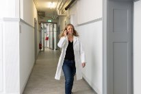 Die forensische Toxikologin Sarah H. läuft durch einen Gang des Kantonalen Laboratoriums Basel-Stadt.