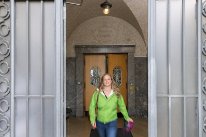 Die forensische Toxikologin Sarah H. verlässt das Gebäude des Kantonalen Laboratoriums Basel-Stadt.